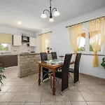 Casa de Férias Three-bedroom In Nedeščina