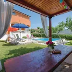 Casa de Férias Three-bedroom In Nedeščina