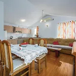 Three-bedroom In Casa de Férias Nedeščina