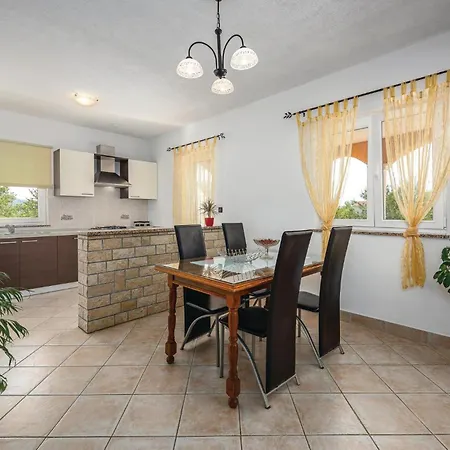 Hébergement de vacances Three-bedroom In Nedeščina