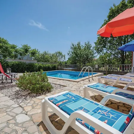 Three-bedroom In Hébergement de vacances *
