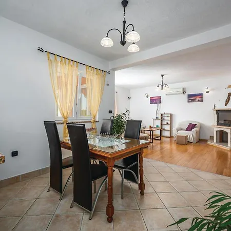 Three-bedroom In Hébergement de vacances